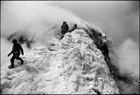 Ramasseurs de souffre au fond du volcan Kawa Ijen.