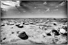 Survol du camp de Mentao sud. La température à cette période de l'année atteint 48°C à l'ombre. Mais il n'y a pas d'ombre.