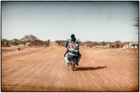 Les volontaires de la Croix-Rouge Burkinabe se rendent depuis Djibo sur le camp de Mentao (15 km de piste)  afin d'effectuer une distribution d'eau.